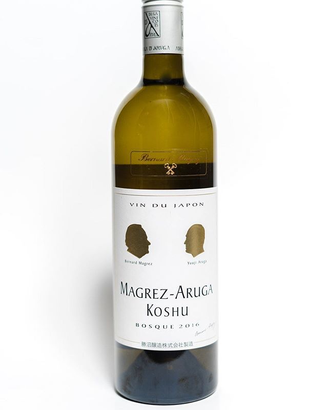 Magrez - Aruga Koshu - yellow color with green hints and beautiful depth. Intense, complex, and instantly highly seductive nose. There are aromas of white flowers and the fragrance of ripe apple, white fleshed orchard fruits such as peach or exotic fruit.