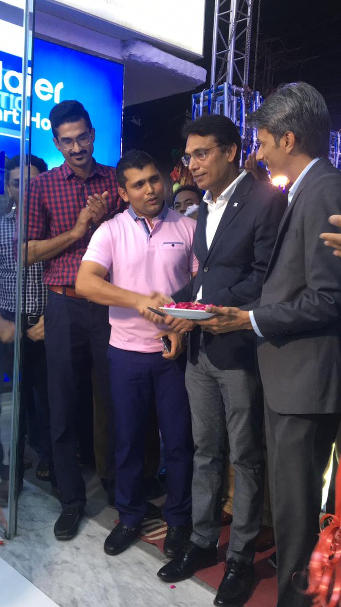 ItsSalahMate's tweet photo. Ribbion Cutting for the Haier Smart Home Zone!
@KamiAkmal23 with character and enthusiasum on and off the pitch
#iSmartHome
#iSmartLiving
#HaierPakistan https://t.co/2Nbbd43E6n