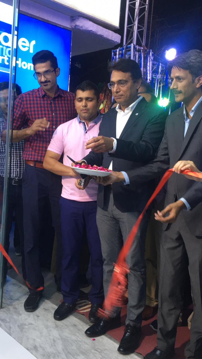 ItsSalahMate's tweet photo. Ribbion Cutting for the Haier Smart Home Zone!
@KamiAkmal23 with character and enthusiasum on and off the pitch
#iSmartHome
#iSmartLiving
#HaierPakistan https://t.co/2Nbbd43E6n