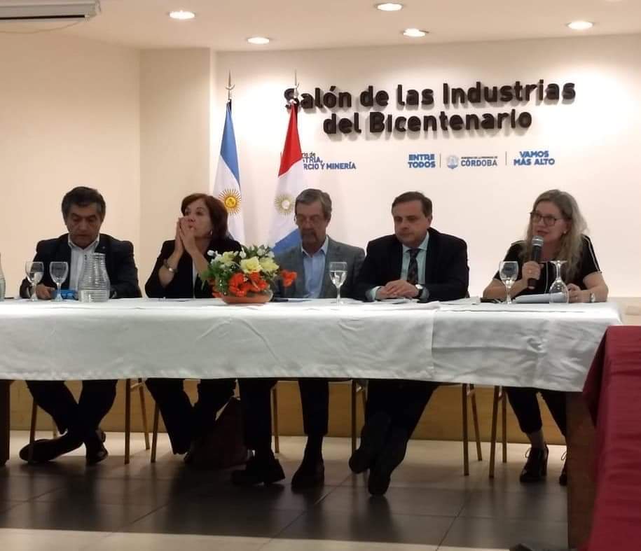 PrensaNazario's tweet photo. Cuando fui ministra de Producción acompañe la creación de la Ley Provincial de Software, ahora cómo Diputada Nacional y junto a @alevigo, @juanfbrugge y @paulocassinerio impulsamos alternativas p/q la industria del software continúe su desarrollo en Argentina. #LeyDeSoftware 👨‍💻 https://t.co/7JUrIBbVrg