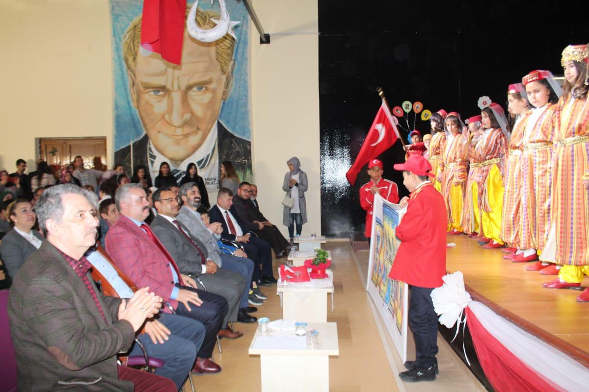 ASHB_COCUK's tweet photo. Çocuklarımız 23 Nisan Ulusal Egemenlik ve Çocuk Bayramını Genel Müdürümüz @selahattinguven'in de katıldığı etkinlerle  kutladı, coşkuyla bir araya gelen çocuklarımız  günün anısına ağaç dikti. @ailevecalisma https://t.co/1AHcFtyOGF