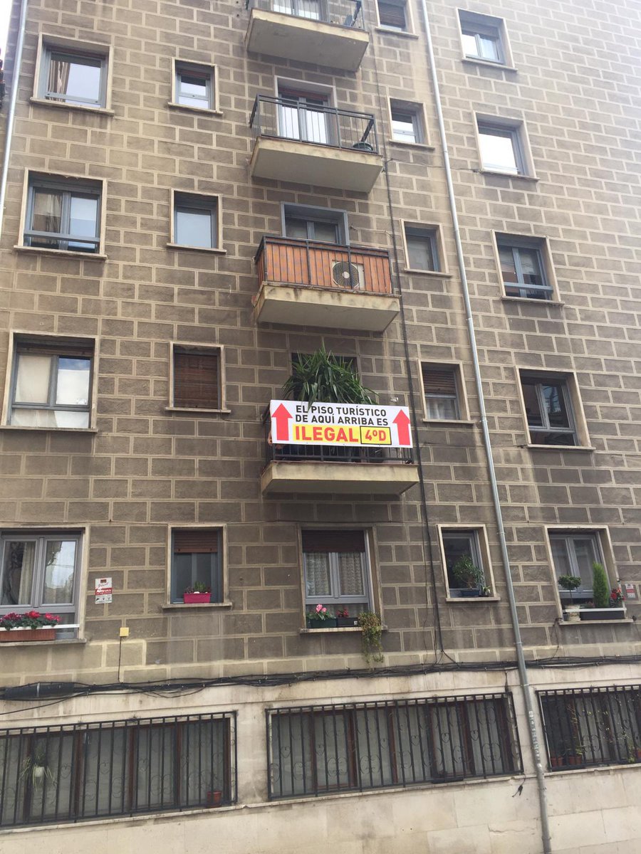 pancartera's tweet image. ¿ Habéis visto que idea tan estupenda han tenido estas vecinas @lavapiesdondeva @StopVUTMadrid @InquilinatoMad @avvmadridcentro ?