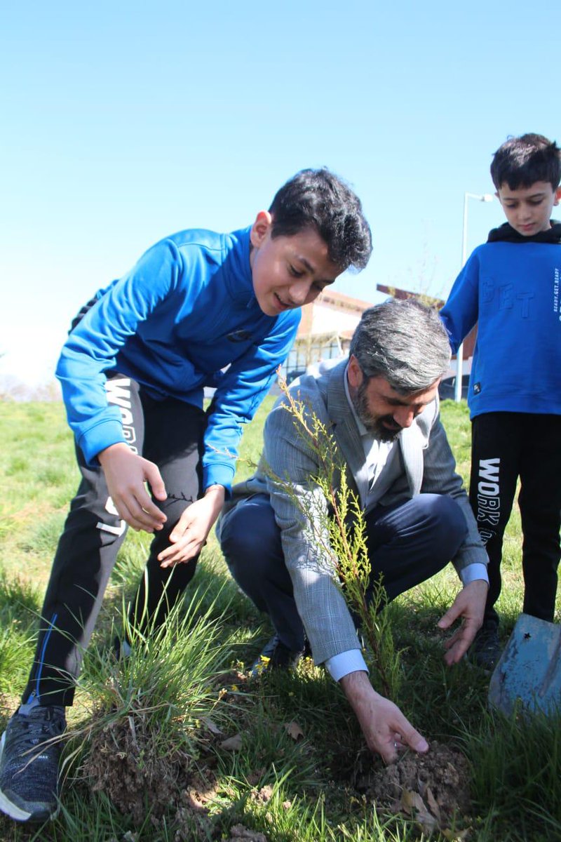 ASHB_COCUK's tweet photo. Çocuklarımız 23 Nisan Ulusal Egemenlik ve Çocuk Bayramını Genel Müdürümüz @selahattinguven'in de katıldığı etkinlerle  kutladı, coşkuyla bir araya gelen çocuklarımız  günün anısına ağaç dikti. @ailevecalisma https://t.co/1AHcFtyOGF