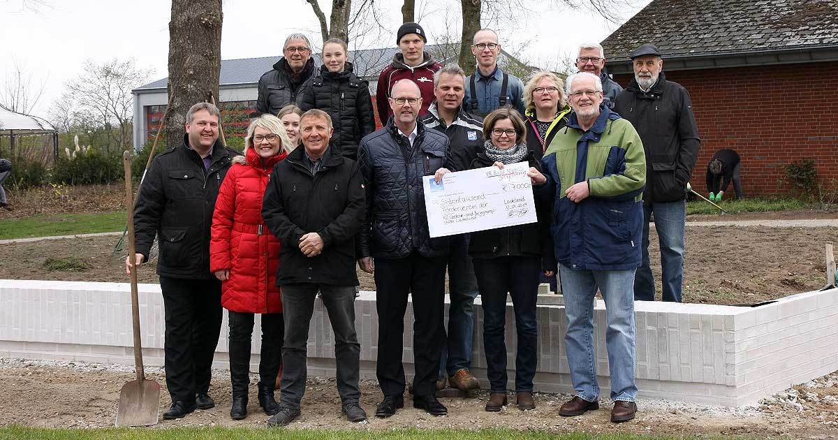 VR Bank Niebüll-Stiftung fördert den Garten der Begegnung. Es wurde fleißig angepackt und sowohl die Gäste aus Holland als auch freiwillige Helfer aus Nordfriesland haben ein großes Stück Arbeit geschafft. vrbanknord.de/presse