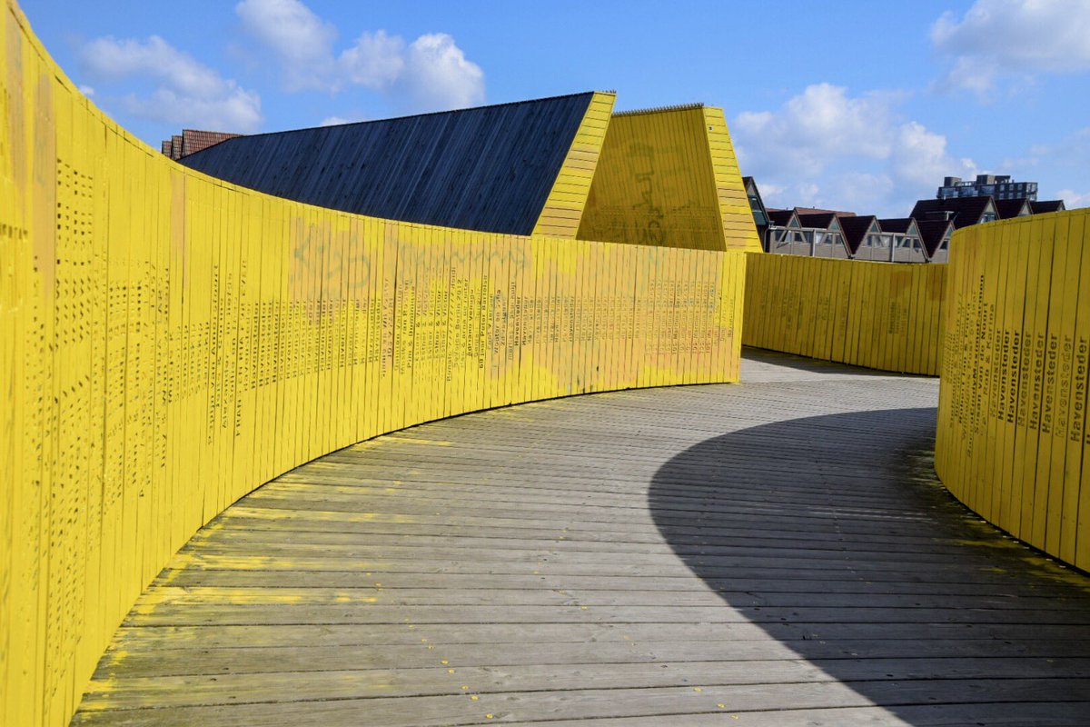 estobati's tweet photo. Walking bridge yellow @rotterdam https://t.co/knV5MZKlrA