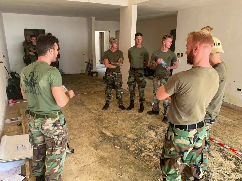 Afgelopen week heeft Roterend Element (RE) van Mariniers Detachement Sint Maarten een Special Operations in Urban Terrain training uitgevoerd. Tijdens deze training zijn de eerdere in Nederland aangeleerde kennis en vaardigheden bestendigd. <a href="/Defensie/">Ministerie van Defensie</a> <a href="/korpsmariniers/">Korps Mariniers</a> <a href="/kon_marine/">Koninklijke Marine</a>