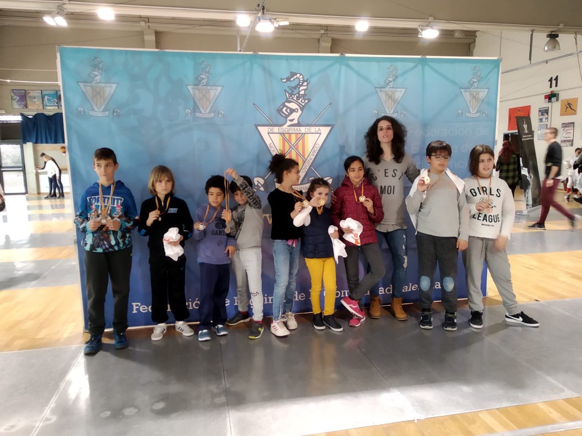 La_robera's tweet photo. Cerramos la temporada autonomica de l@s mas peques cargada de reconocimientos. sabado una plata en Jocs Esp. en la categoria M-14 de espada femenina y domingo en el Criterium Autonomic cinco oros,tres platas y cuatro bronces de nuestr@s M-10 y M-12 de sable femenino y masculino https://t.co/zAFvDPOG27
