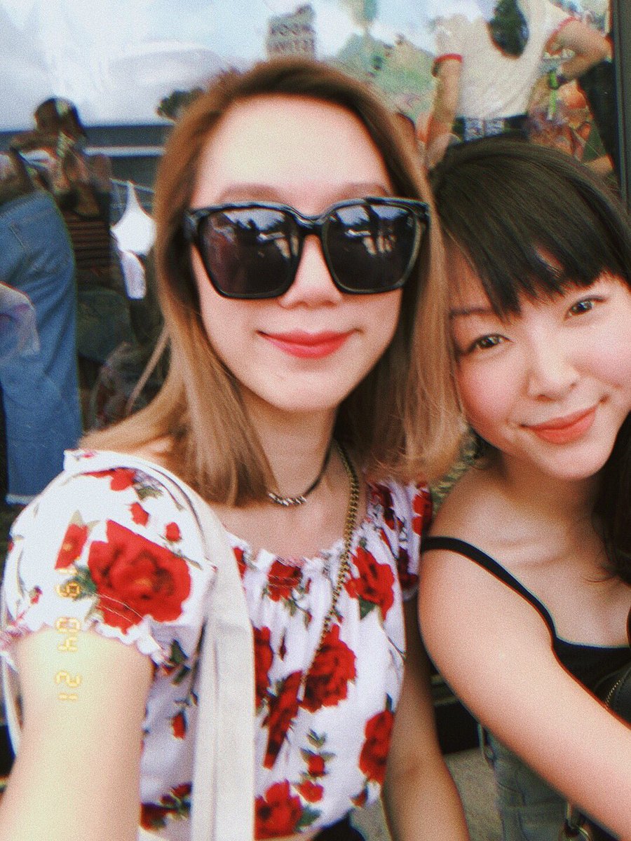sssshhhhvon's tweet photo. 👭💕🙌🏻 

#iKONxSundownInSG 
#WHERESNEXT 
#foreveriKONIC https://t.co/mt4qqgt5vS