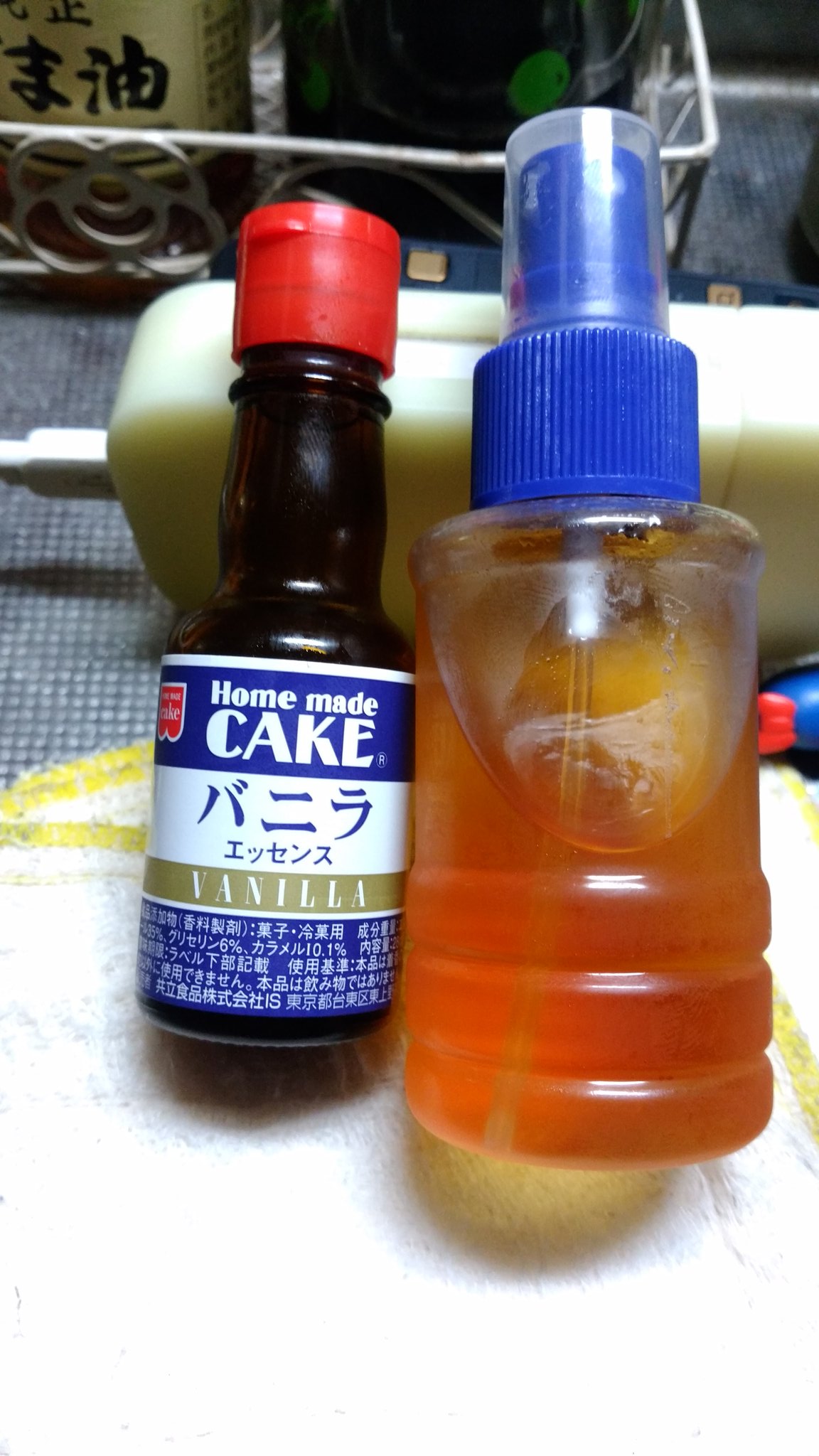 ニーナ ひんぬー党p 足の匂い対策としてバニラエッセンスを使うと納豆菌の悪臭が一転しチョコレートの香りに変化するという情報を得て ポットの残り水 蒸溜水 で4倍ほどに希釈したバニラエッセンススプレー ちな チョコレート臭にはならなかったけど