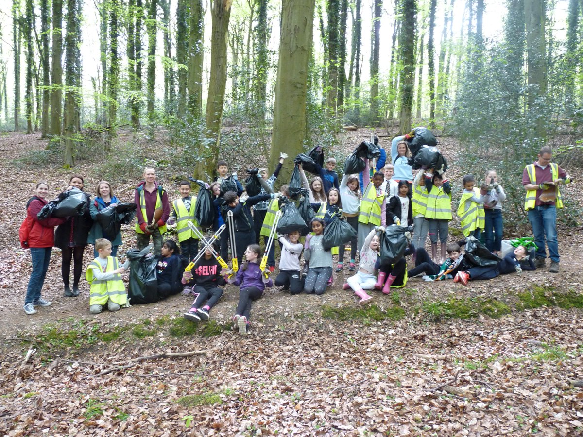 olsyear5's tweet photo. We were shocked today by he amount of litter in the woods by our school but with the help of @chilternrangers we managed to collect 28 bags! #litterheroes #GBSpringClean https://t.co/04MrpsFdmm