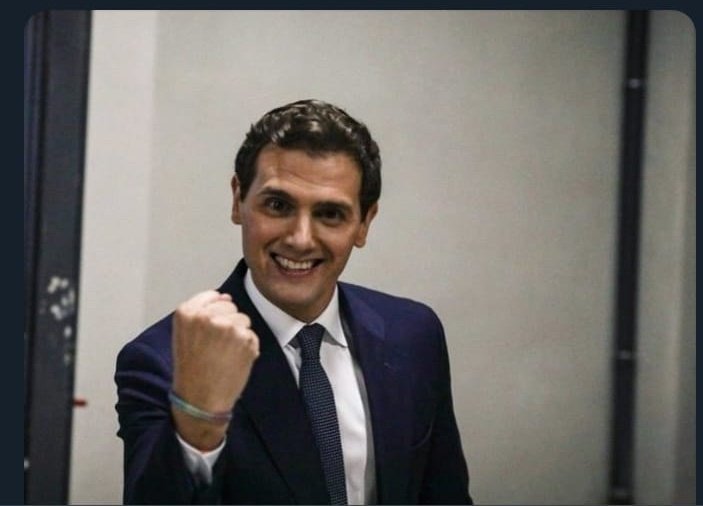 todos_lumpen's tweet photo. @AlfonsoRojoPD #DebateDecisivoA3M
Por todas las personas de clase media que cada mañana cogen su LEXUS y van a trabajar por 🇪🇸.
#VamosCiudadanos https://t.co/xMWMIFsevq