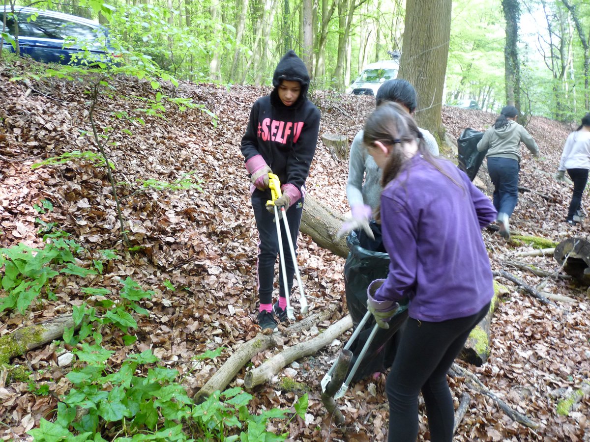 olsyear5's tweet photo. We were shocked today by he amount of litter in the woods by our school but with the help of @chilternrangers we managed to collect 28 bags! #litterheroes #GBSpringClean https://t.co/04MrpsFdmm