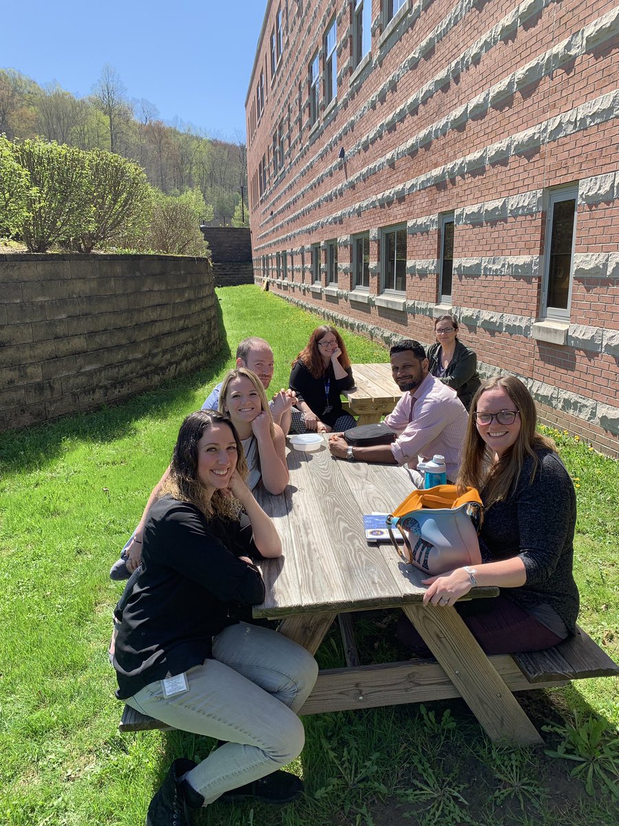 Ms_Sullivan11's tweet photo. It’s a beautiful day at PVHS to go outside for lunch! #commonlunch #newteachersquad @ski626 https://t.co/E7223OOD8U