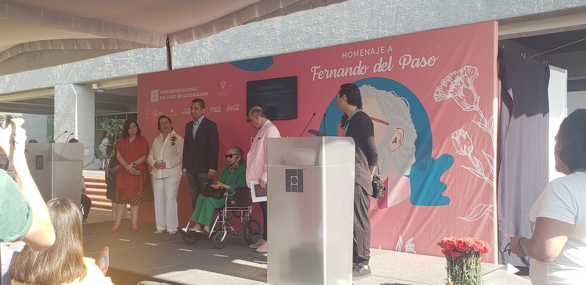 PC_UdeG's tweet photo. Nos encontramos  apoyando las actividades del #DiaDelLibro @FILGuadalajara @CGSU_UdeG @AlbCastellanos @DiegoRuiz78 https://t.co/HrFCuNPzGa