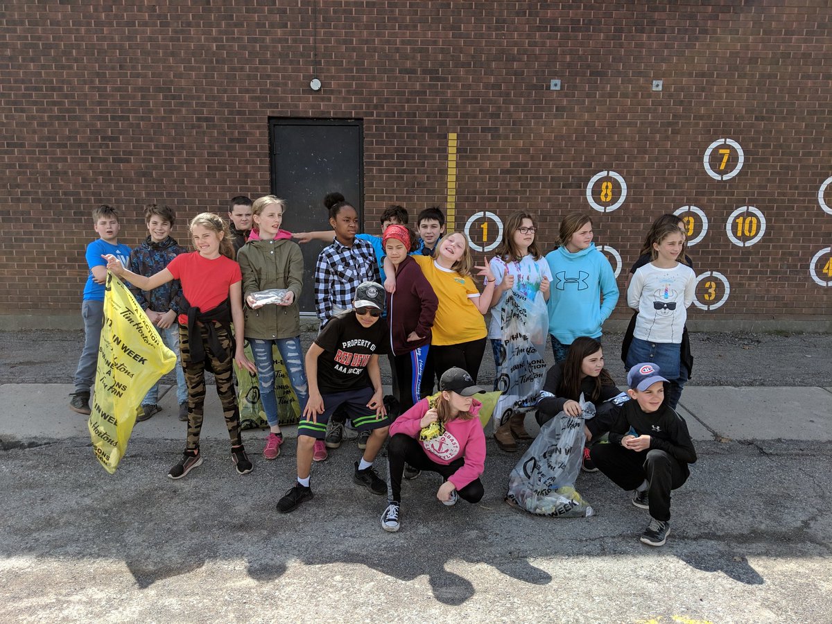 MmeScott08's tweet photo. Started off #pitchinweek and celebrated #EarthDay by cleaning up our school yard. #EverydayisEarthday @BaysidePublic https://t.co/QcNqfceawM
