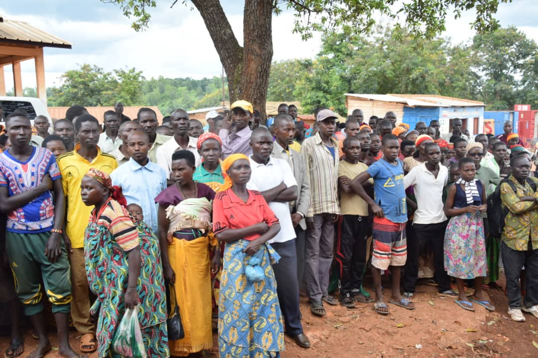 RTNBurundi's tweet photo. #Burundi La commune de #Gisuru @RuyigiProvince procède à la distribution de 1350 chèvres à 70 coopératives de #Nyabitare, #Gisuru et #Ndemeka. Chaque coopérative reçoit 19 chèvres. https://t.co/6qdpVPxbE4