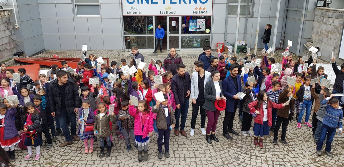 Muhamme04234940's tweet photo. Hayatında hiç sinemaya gitmemiş çocuklarımızı sinemaya götürüp onlarla güzel bir gün geçirdik 23 Nisan Ulusal Egemenlik Ve Çocuk bayramınız kutlu olsun @ziyaselcuk @mehmetsekmen @acunilicali https://t.co/myFMK6d7ob