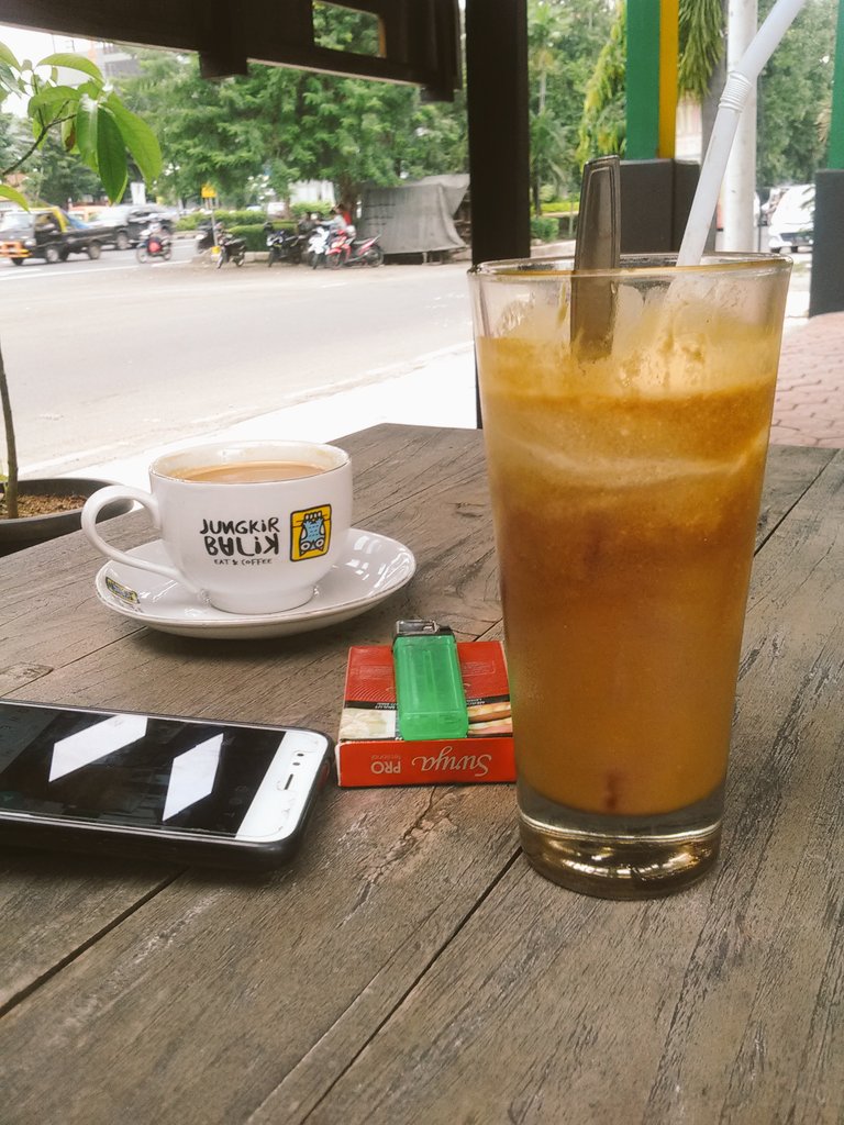 Kadang aku meng kangenkan saat kopiku dan kopimu berdekatan,, kemudian giliran kita yg dekat...😎😎