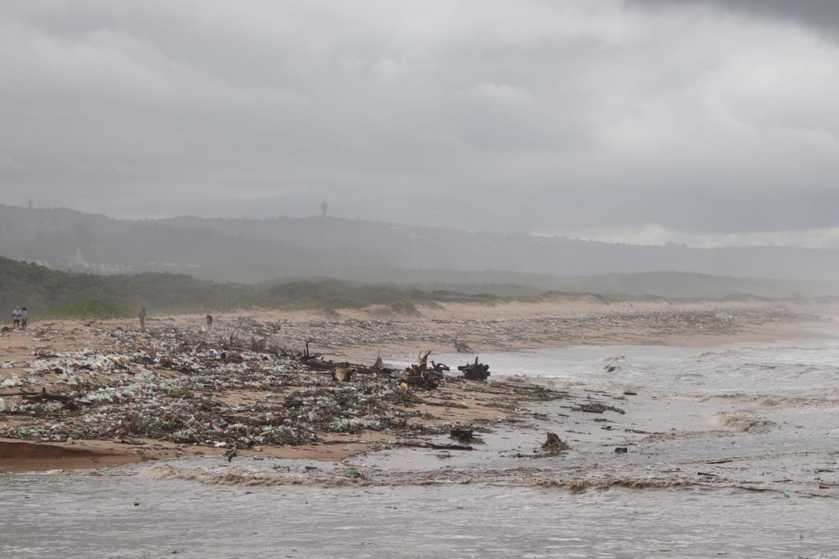 The #DurbanFloods have really brought to light the huge #PlasticPollution crisis in South Africa. These photos, taken by .@Naeempandor at Blue Lagoon in Durban, say it all! 
#BreakFreeFromPlastic