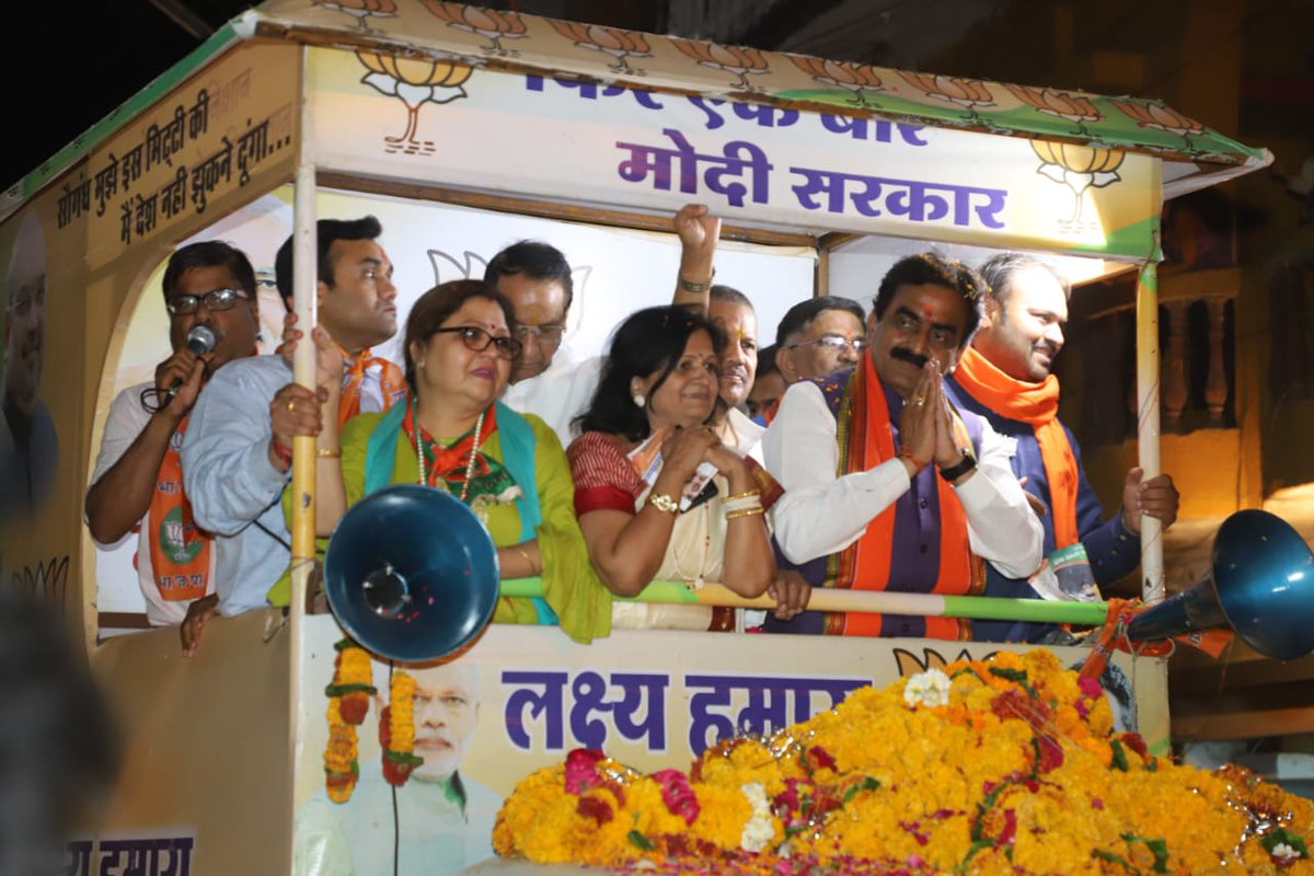 MPRakeshSingh's tweet photo. जनसंपर्क के दौरान गढ़ा धनवंतरी नगर से होते हुए शारदा चौक, मेडिकल कॉलेज की ओर बढ़ रहा हूँ। रास्ते में पड़ने वाले सभी स्थानों पर क्षेत्रीयजनों का भरपूर प्रेम एवं आशीर्वाद प्राप्त हुआ। मैं संस्कारधानी जबलपुर एवं क्षेत्रीयजनों का आभारी हूँ। https://t.co/qTHq2bS7sS