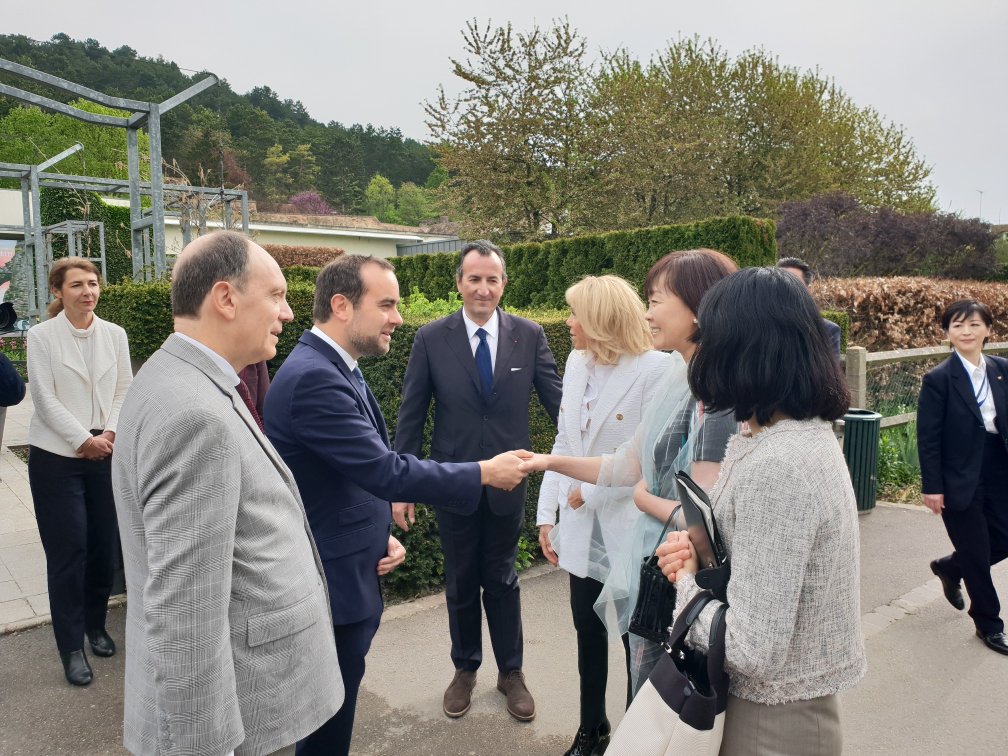 MuseeGiverny's tweet photo. Ce matin, Brigitte Macron, accompagnée de Akie Abe, a visité l’exposition Monet-Auburtin. Elles ont été accueillies par le Ministre @SebLecornu, Président du @MuseeGiverny, Marina Ferretti, Directeur du musée et Géraldine Lefebvre, commissaire de l'exposition.
#ExpoMonetAuburtin https://t.co/qxfGjPcORN