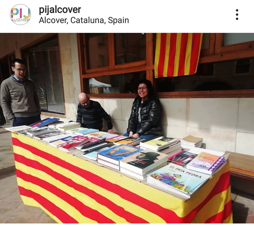 CgJaume's tweet photo. De nou #Alcover viu un gran Sant Jordi gràcies als esforços d'entitats i botigues que fan cultura des de baix i en transversal.
I de nou un Sant Jordi marcat per la cultura i el compromís amb la llibertat https://t.co/0e7C1x6e4F