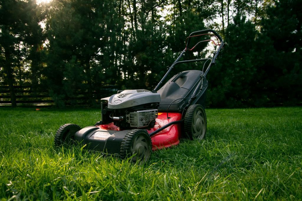 myNexGreen's tweet image. We recommend #mowing your lawn during the mid-morning hours. By then, the dew has set in, and your #lawn has a chance to recover before night falls. #TipTuesday