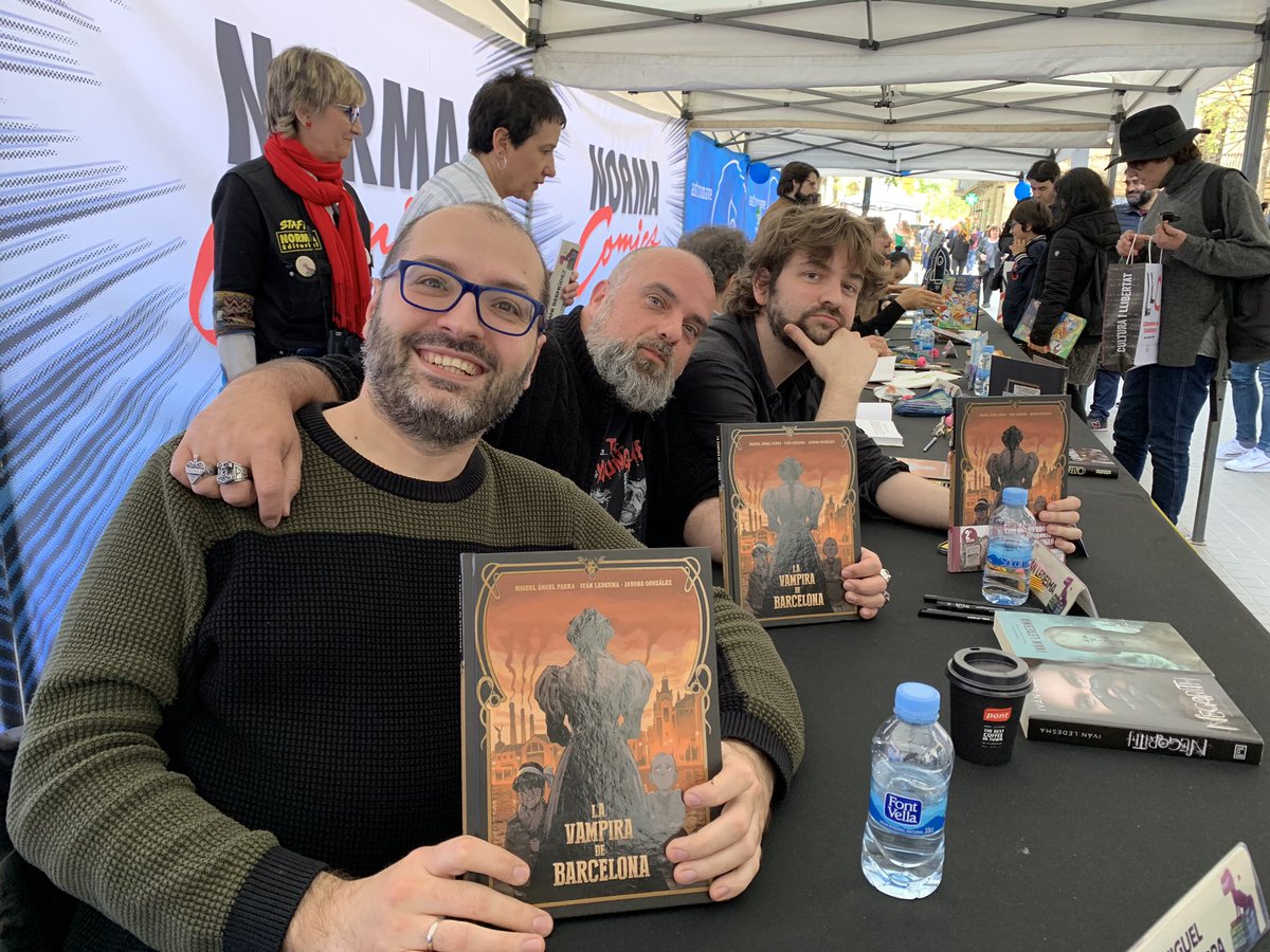 Darthparra's tweet photo. Firmas de Sant Jordi en el stand de @NormaComics con @Ivanledesma y @jangonra #lavampiradebarcelona #elcomic #santjordi2019 https://t.co/lz9wpOeSH9