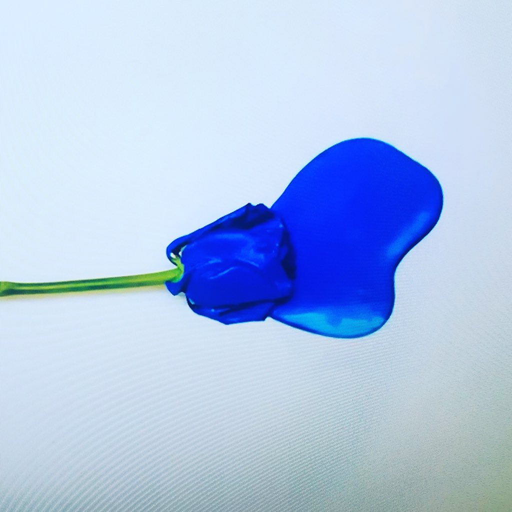 Apaga la luz y déjame ver con mis manos el relieve de tu intimidad. Eres mi persona favorita. 
Ahí, te besaré con besos de primavera y nos acompañarán hasta la siguiente estación. Donde aún no nos bajaremos, porque nuestra parada no la marca un lugar, sino el soplo de un gemido.