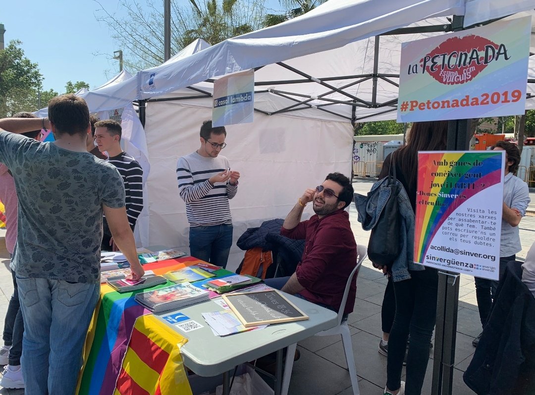 CasalLambda's tweet photo. El Grup @JovesLambdaBcn ha estat tot el dia a la seva paradeta de Pl. Universitat oferint informació sobre el Casal i activitats #LGTBI diverses. També han participat a la @petonada per l'amor lliure i divers! 😘🏳️‍🌈🌹📚 #Petonada2019 #SantJordi https://t.co/aPWArdx11A
