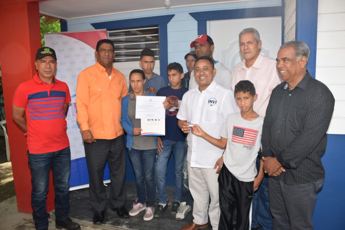 mivhed_rd's tweet photo. Hoy cumplimos el sueño de 5 niños que vivían en condiciones inhumanas y que para llevar el sustento de su familia se dedican a limpiar botas en diferentes comunidades de San José de Ocoa. #INVIRD #TechoDignoParaLaGente https://t.co/NqfqmvGkuf