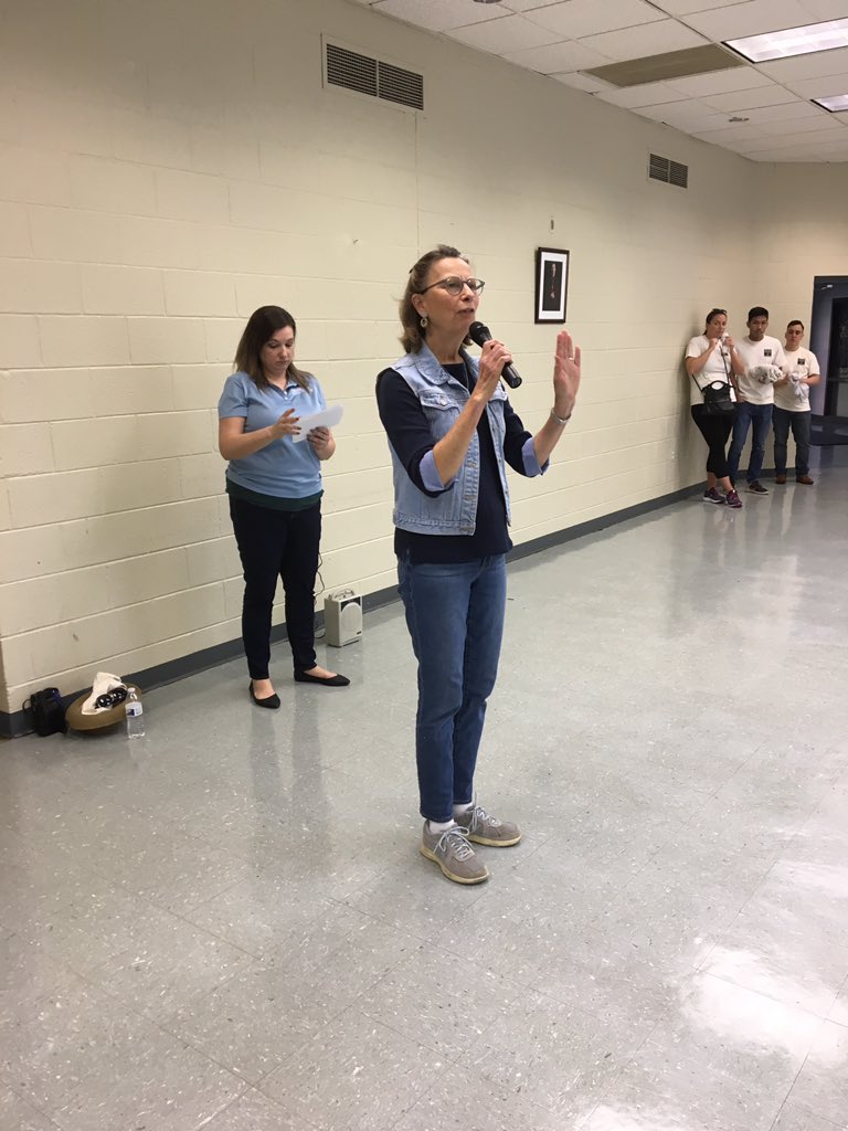 ArlVAChamber's tweet photo. Kicking off our 2019 Volunteer Arlington Day on this beautiful afternoon with over 250 volunteers! #VADay2019 https://t.co/IOT2Ler9xg