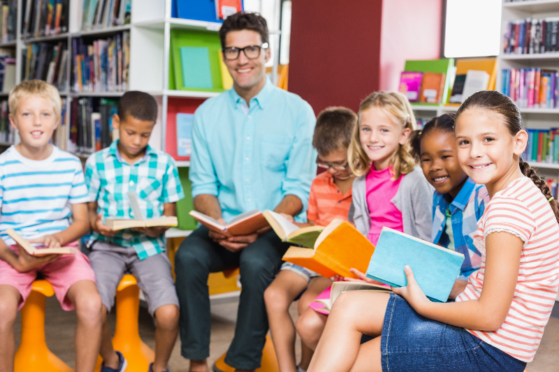 JufMalmberg's tweet photo. Meester Jelte schreef een gastcolumn over een boeiend kringgesprek. Je leest zijn verhaal over 'korte benen, blote voeten' op onze website! https://t.co/9Df0asZd4x #onderwijs #column #gastcolumn https://t.co/zCMotMjJ9V