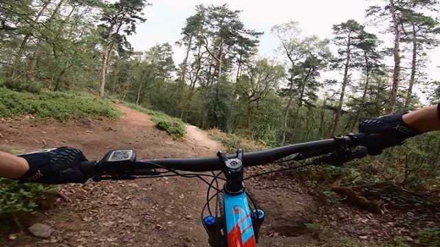 EmtbRob's tweet photo. You can definitely move the Mondraker Level RR in the tight and twisty... Just needs a bit more 💪POWAH :-) Guess the trail all you Surrey Hills MTbers?
#emtb #ebike #eeber #surreyhills #mtb #mondraker #fun #getoutside #emtbforums #electric #electricb… https://t.co/5VmRxqHXqk https://t.co/wUhbAqGAPU