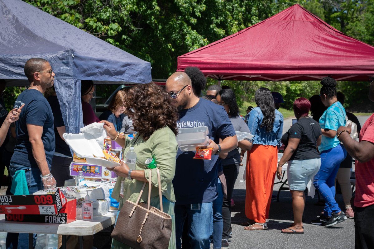 qcjoyriders's tweet photo. Long line, but worth the wait for that great food! We "sincerely thank" all of the hard work behind the scenes for making this event happen! SPRING FLING 2019!

#TuggleNation #RichinghamDelivers @mrscorporate @LaKeshiaShine @TonySmith4Sales #LifeAtATT #ATTEmployee #ItsAJoy2Shine https://t.co/EOn6jr4HA8