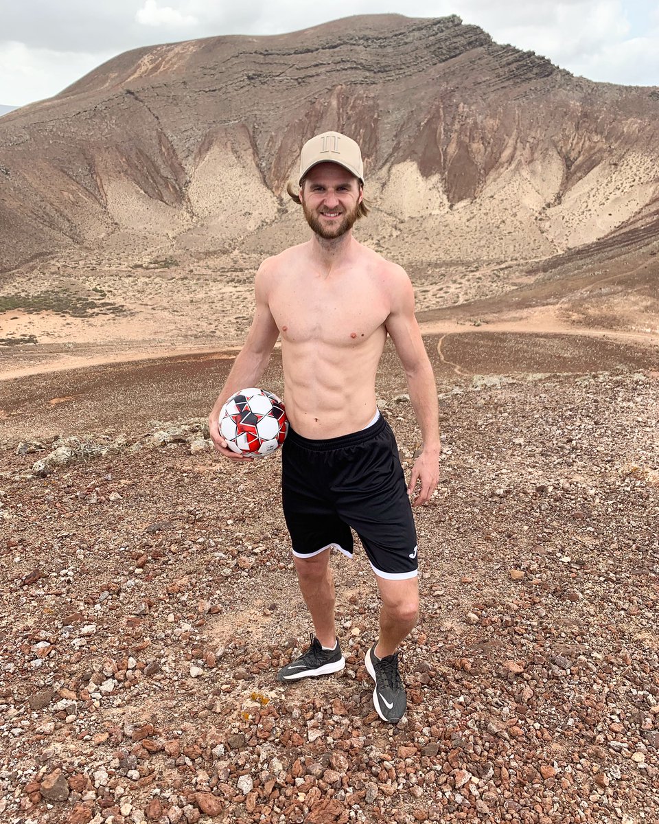 BrianBrizze's tweet photo. Birthday boy! Turning 28 today.
Feeling old 😂
Celebrating my 28th birthday in these beautiful surroundings 😍⛰ https://t.co/SVYJL7DSkM