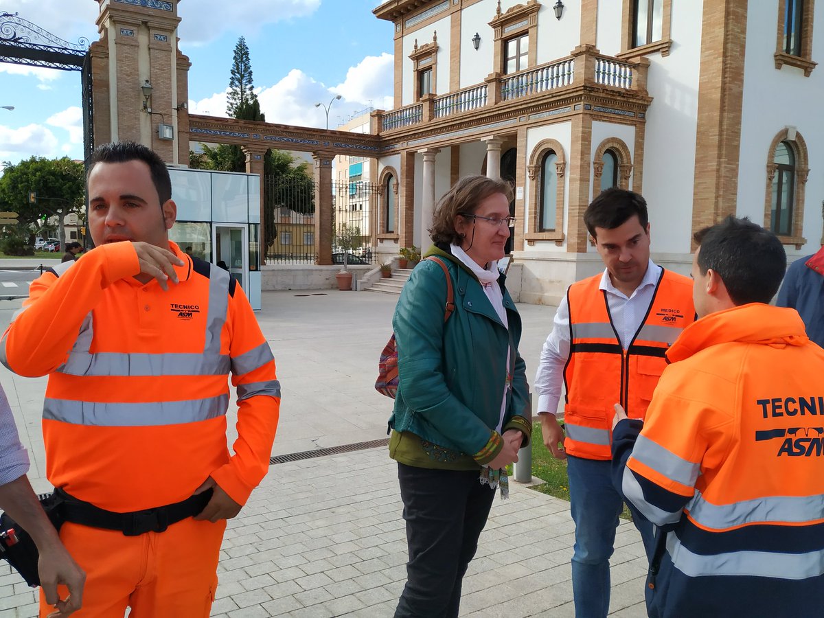 PoloDigitalMLG's tweet photo. Simulación de un accidente: alguien llama al 112, mientras un dron se acerca enviando imágenes 360º en tiempo real gracias a una red #5G
En la ambulancia, un sanitario evalúa con unas gafas #VR y otra persona utiliza una app de triaje en tiempo real @5G_FORUM https://t.co/B63CM4o82q