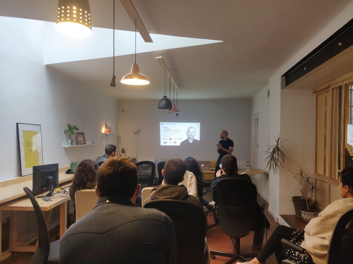 Vaucanson's tweet photo. Le meetup #stardux va commencer ! @romainlands nous parle de conception mobile ! https://t.co/uu820H8nMi