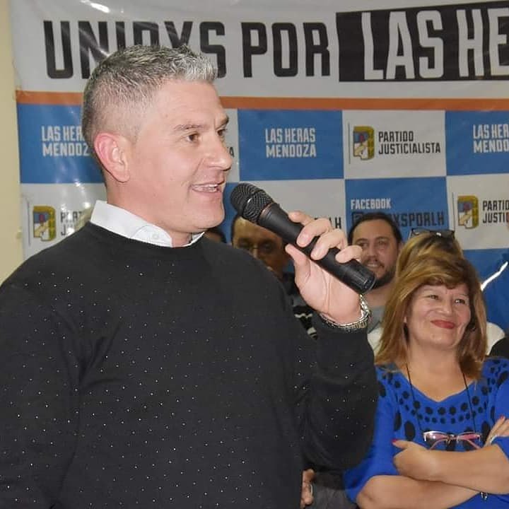 MartinCain's tweet photo. Gracias al gran equipo de @UnidxsPorLH por asumir el compromiso de acompañarme en el sueño de transformar mi querida #LasHeras. Tenemos que volver a la política simple que resuelve los problemas de los vecinos
#ElegíSumar
#ElegiLoNuevo
#MartínCainIntendente
#AleBermejoGobernador https://t.co/eaE0L0DVHm