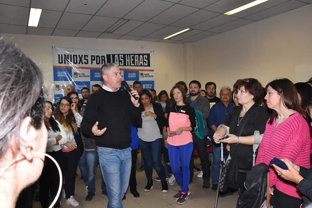MartinCain's tweet photo. Gracias al gran equipo de @UnidxsPorLH por asumir el compromiso de acompañarme en el sueño de transformar mi querida #LasHeras. Tenemos que volver a la política simple que resuelve los problemas de los vecinos
#ElegíSumar
#ElegiLoNuevo
#MartínCainIntendente
#AleBermejoGobernador https://t.co/eaE0L0DVHm