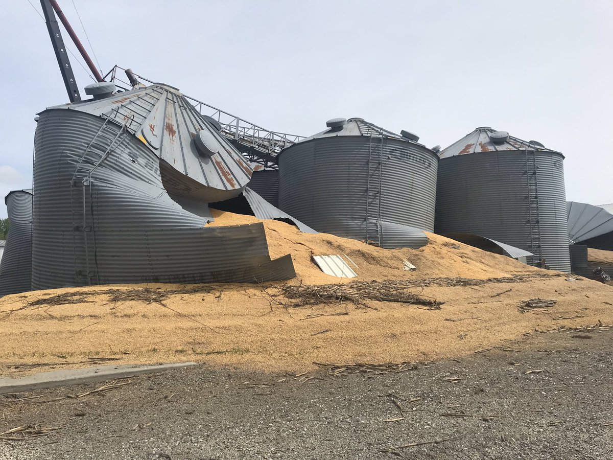 BetsyJibben's tweet photo. Hamburg, IA - I had no idea the town still looked this bad. There are destroyed buildings, sandbags left, busted bins and standing water. Hard to swallow. https://t.co/SMFM9d0hYI