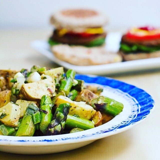 HumdingerProd's tweet image. And on tonight’s menu our #Humdingers and new season @FridayStFarm #asparagus, cannot wait to dig in! #Suffolk #LocalSupportingLocal