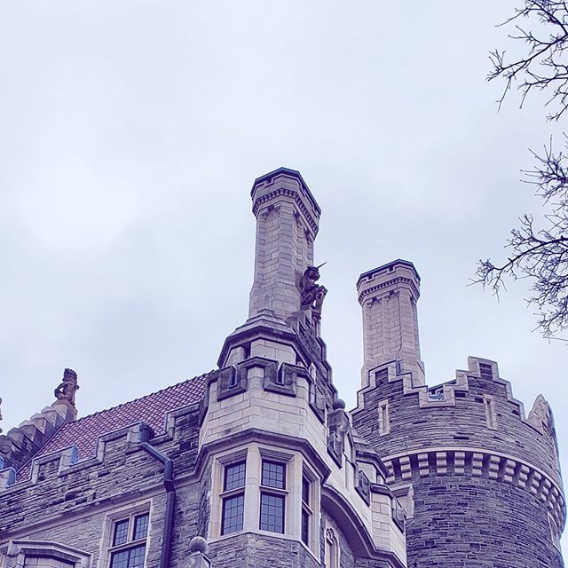 ohchelblog's tweet photo. Can you spot it?  Having fun looking at all the pictures taken at our times at #casaloma in #toronto

#toronto_insta #torontolife #visitingtoronto #happytuesday #happytuesday😊 #lifestyleblogger #lifeincolor #livebright #colorful #colorfulbloggers #co… https://t.co/OLAfjojGx5 https://t.co/su5ljHwzlu