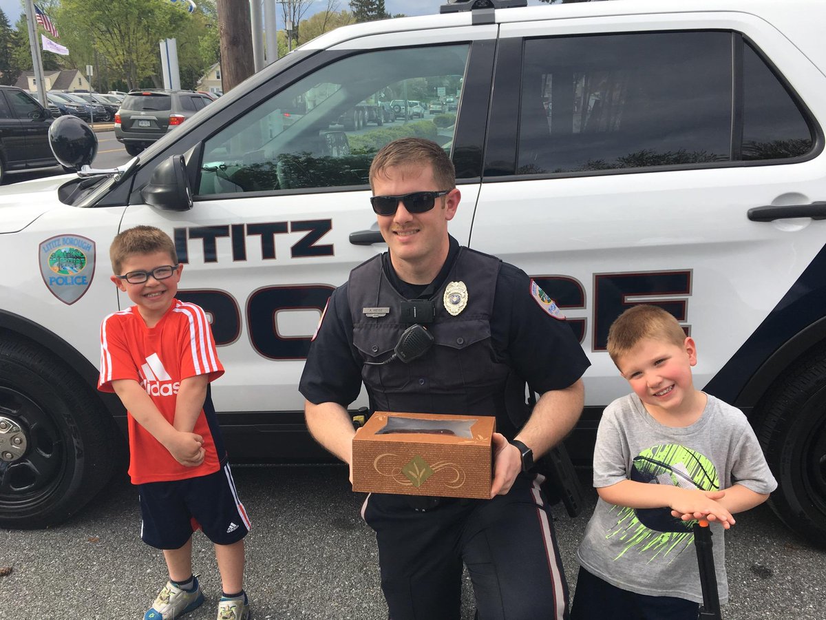 LititzPolice's tweet photo. Shootout to our new besties, Gabe & Jake, who surprised Ofc. Heise with doughnuts!!! ๐ฉ๐ฉ๐ฉ๐ฉ
#surprisedoughnutsarethebestdoughnuts
#LititzRocks #TastyTuesday #Mmmdoughnuts https://t.co/N0894YOVJx