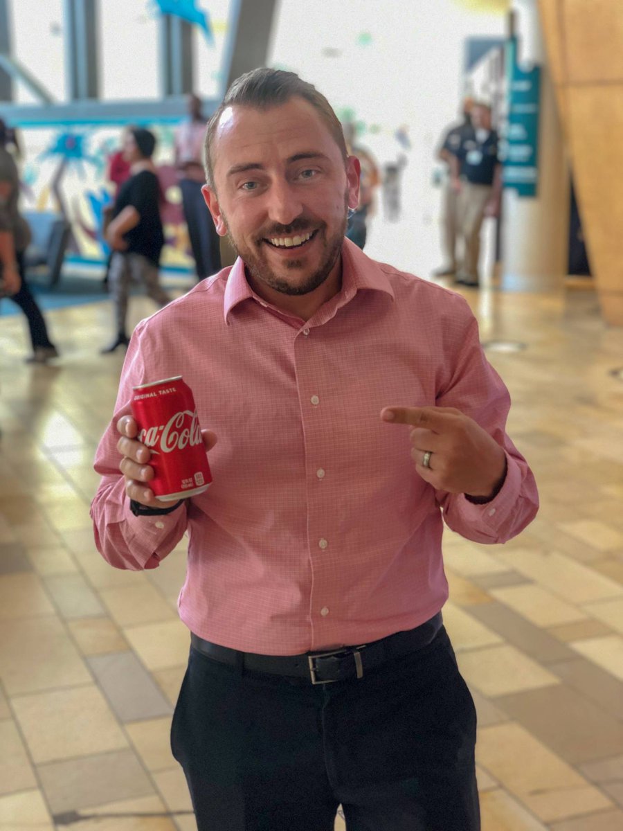 piercewx1's tweet photo. All smiles getting out of the office for this one. #HugMeCoke https://t.co/sCGW6BXGX8