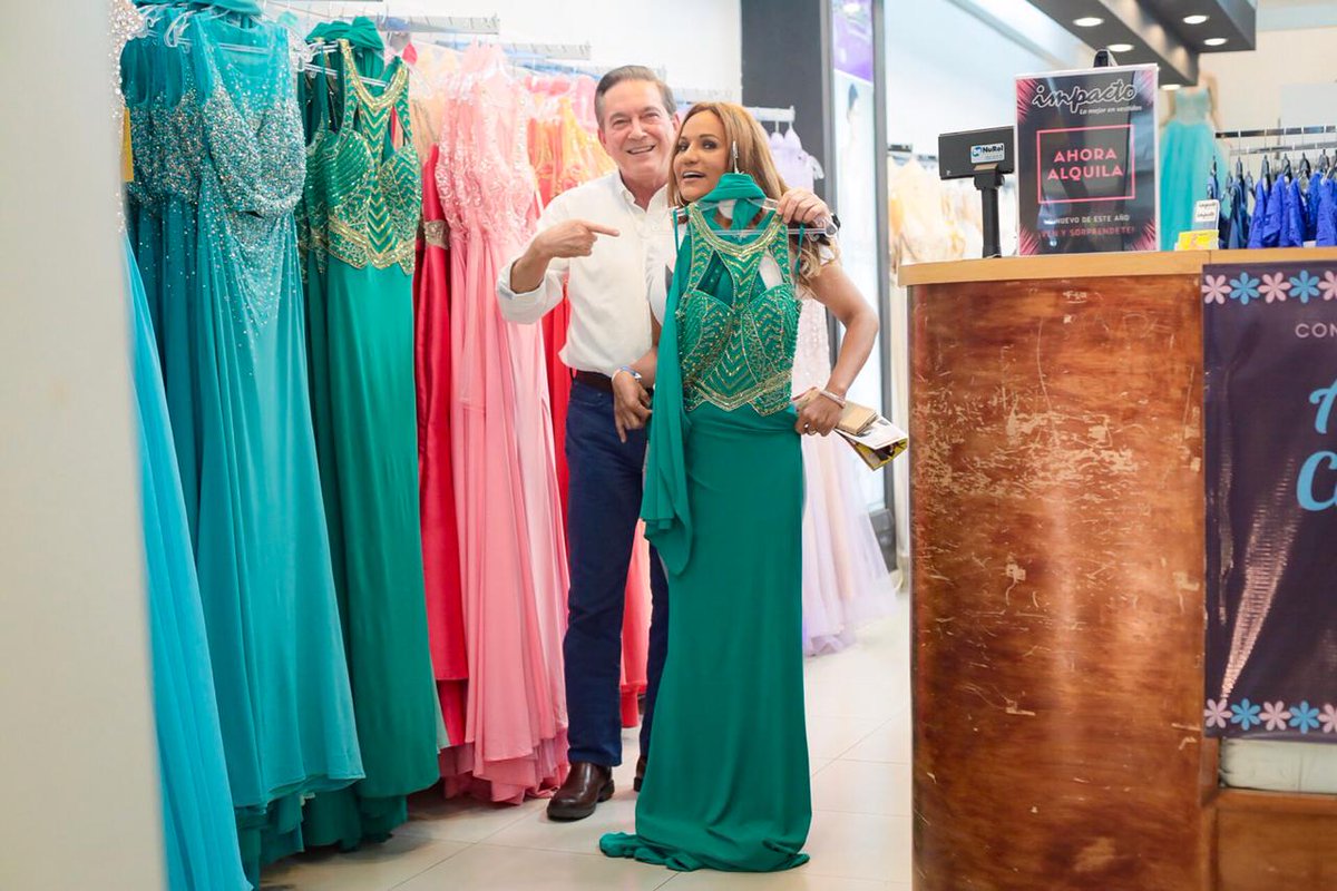 NitoCortizo's tweet photo. .@SandraSandovalS me pidió q la acompañara a hacer un par de compras y miren donde quedé, eligiendo vestido para su próximo baile. https://t.co/2y1MRhpomy