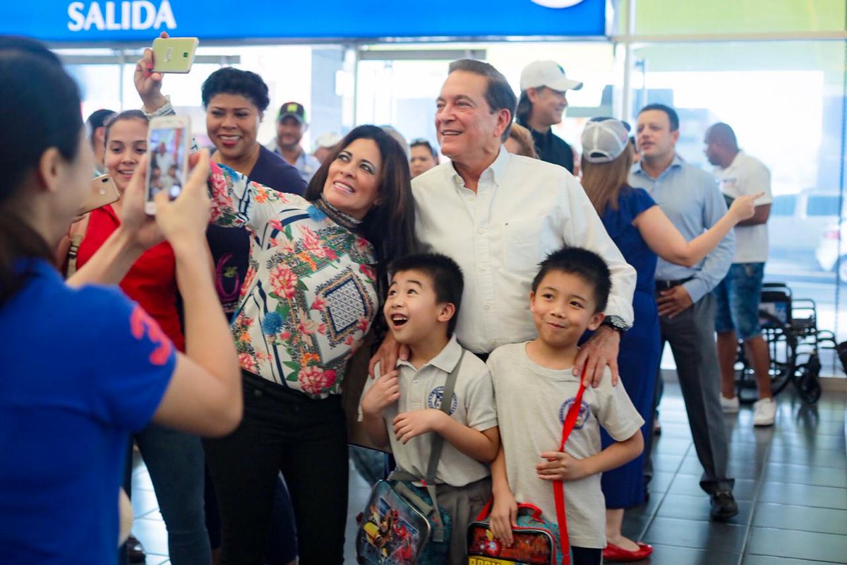 NitoCortizo's tweet photo. .@SandraSandovalS me pidió q la acompañara a hacer un par de compras y miren donde quedé, eligiendo vestido para su próximo baile. https://t.co/2y1MRhpomy