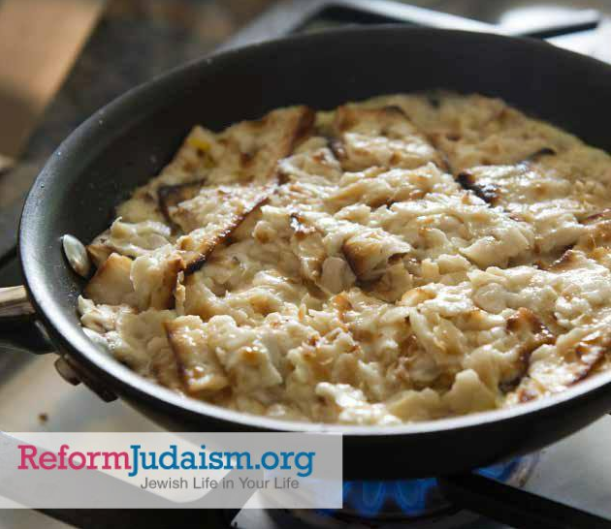 ReformJudaism's tweet photo. Bored of matzah? Mix it up... literally! Try this easy recipe for tasty matzah brei: https://t.co/WrUYjiQHxp https://t.co/5rOhRdw5AT