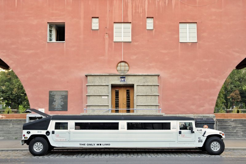 apex_archive's tweet photo. "Das rote Wien ..."
#stretchlimo #Angeberkarre #KarlMarxHof #VIP
#armundreich
#reichundschön
#dummunddämlich
#foto https://t.co/cWvjWu15jQ