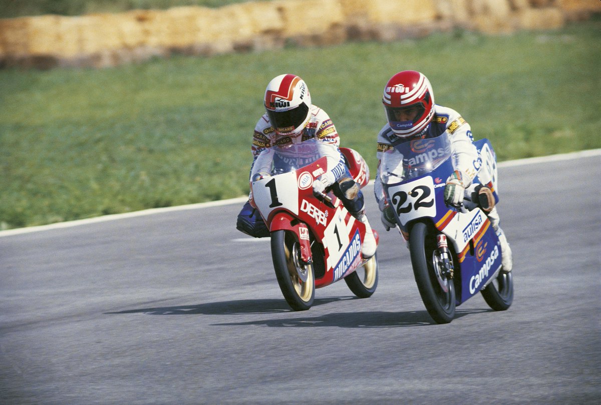 En nada llega el #SpanishGP en Jerez y la primera vez que el Mundial llegó a la Catedral del Sur fue en 1987, Aspar voló con su Derbi número 1 de 80cc hacia la victoria. #MotoGP 📸 <a href="/box_repsol/">Box_Repsol</a> c/c <a href="/JesSanSan/">JESUS SANCHEZ SANTOS</a>
